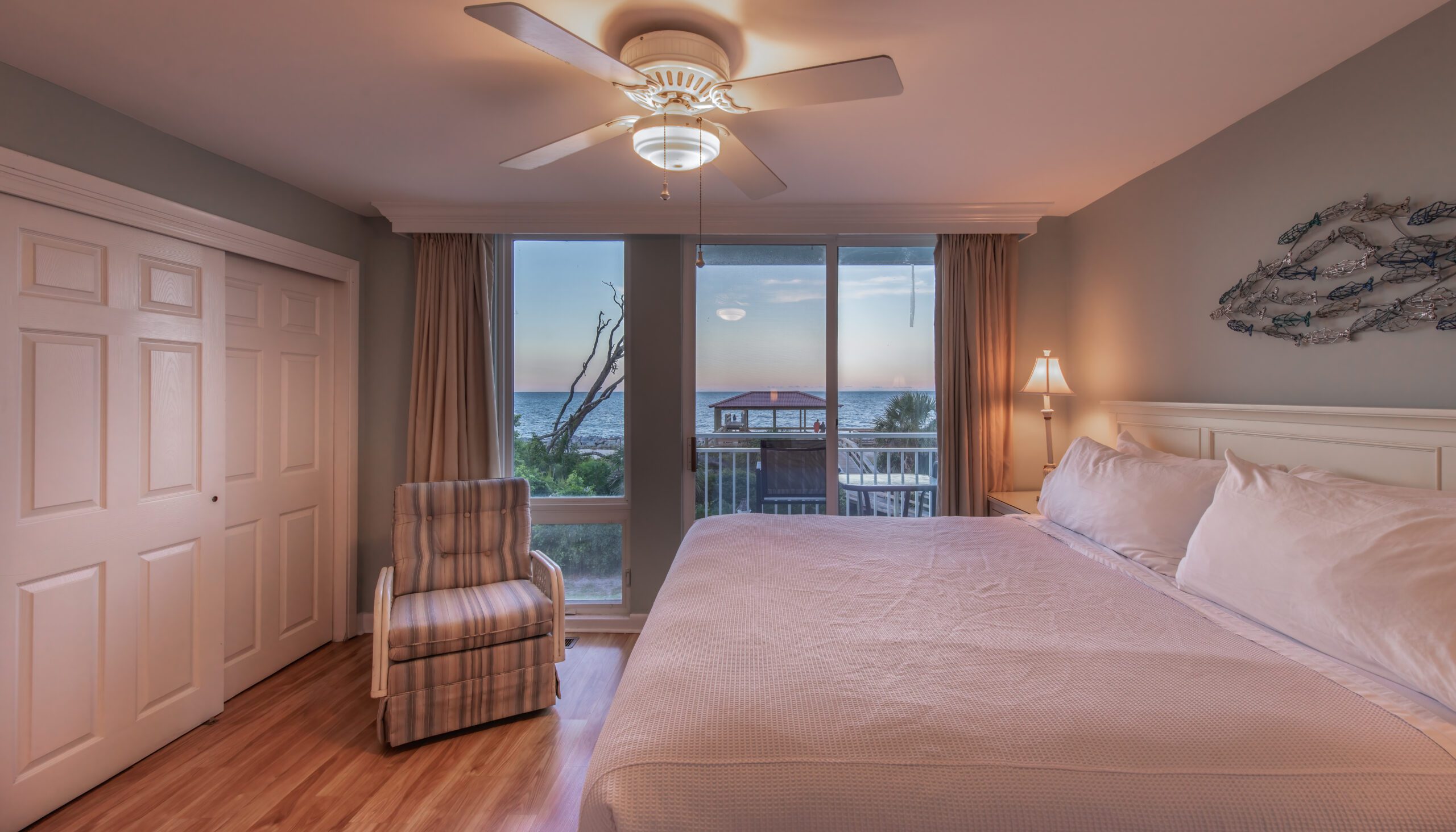 Room with ocean view near driftwood beach on jekyll island